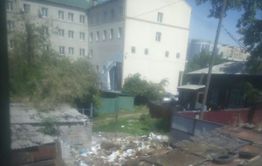 Свалка во дворе на Столярова, 35, вновь появилась в Чите