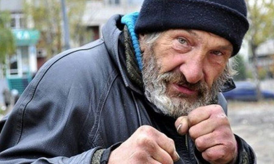 В Петровске-Забайкальском судят участкового, избившего бомжа
