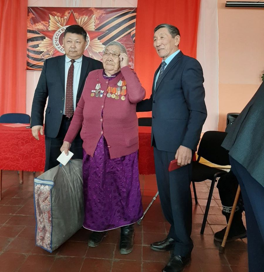 В селе Цаган-Ола ветеранам тыла вручили юбилейные медали