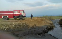 Поднявшаяся вода размыла насыпной мост в селе Домна-Ключи