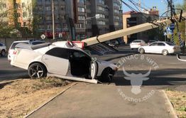 Водитель Toyota не справился с управлением и снес электроопору в Чите