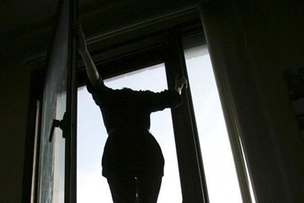 ​Девушка разбилась насмерть, упав с 8 этажа на ГРЭСе в Чите
