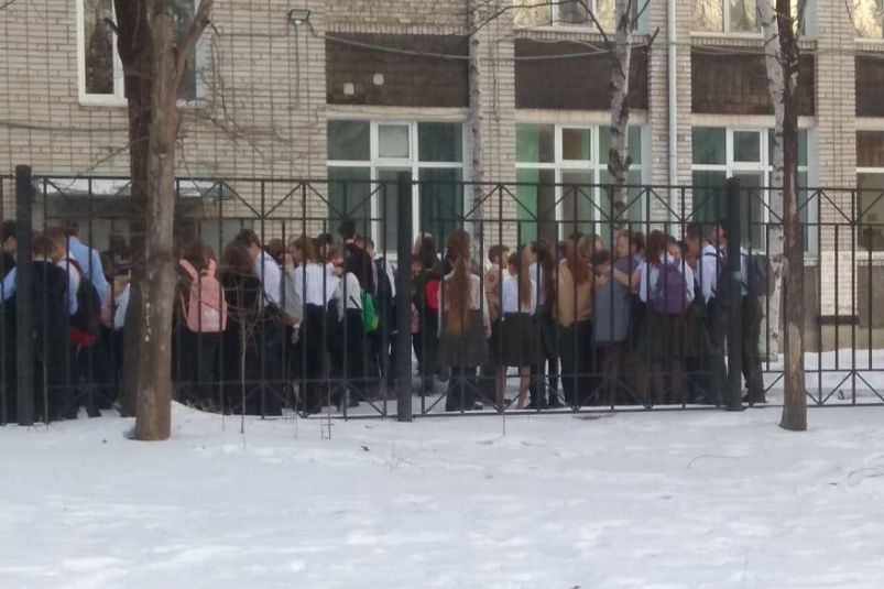 На Дальнем Востоке после сообщений о минировании эвакуируют школы. В Забайкалье эвакуаций нет