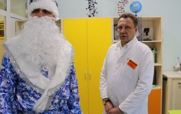 ​Александр Осипов в костюме Деда Мороза поздравил онкобольных детишек