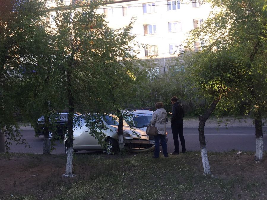 Иномарка и грузовичок врезались в дерево в центре Читы