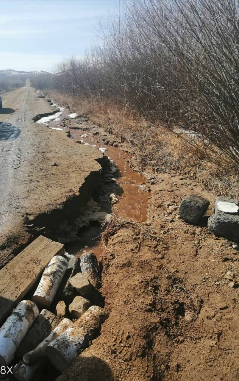 Школьников в селе Комкай в Забайкалье больше недели не возят на учебу из-за размытой дороги 
