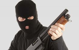Пенсионерку в Забайкалье избили и ограбили, угрожая ружьем
