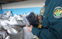 Военное обмундирование с украинской символикой задержали на таможне в Забайкалье 