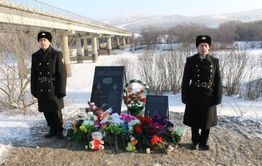 ​Мемориальные доски в память о погибших в ДТП под Сретенском установили на берегу Куэнги​