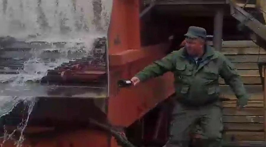 Артель «Бальджа» открыла сезон золотодобычи пробным запуском новой техники и бутылкой шампанского (видео)