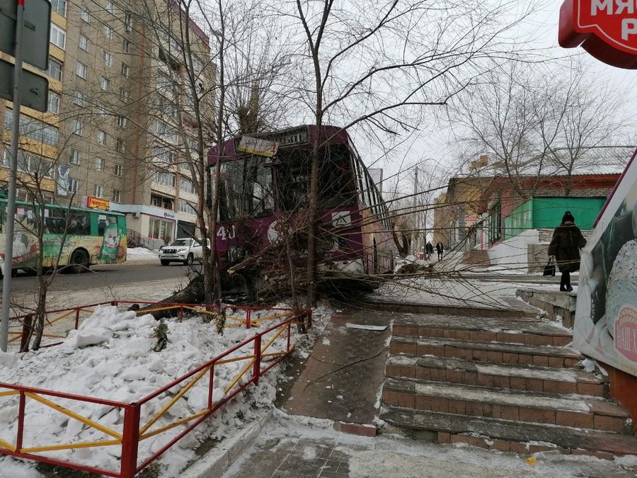 Троллейбус столкнулся с иномаркой и слетел на обочину в Чите