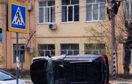 ​Внедорожник Lexus перевернулся в центре Читы после ДТП (ФОТО)