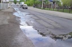 В Чите вода из колодца течет и размывает дорогу
