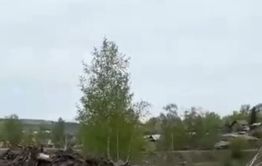Рабочие устроили свалку из кусков снятого асфальта на местном водозаборнике (видео)