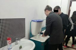 ​Школьникам в селе Дурой не позволяют пользоваться теплым туалетом и раковинами