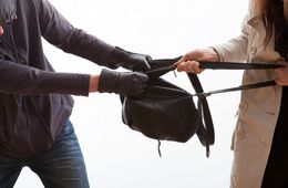 В Краснокаменске мужчина ограбил новую знакомую, когда пошел провожать до дома