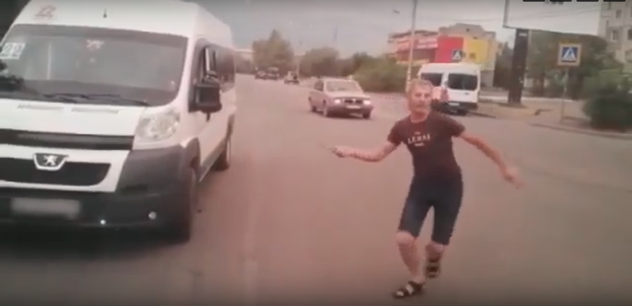 В Чите чуть не подрались маршрутчики. Один из водителей принес извинения (видео)