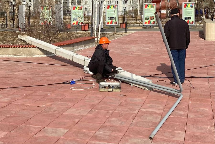Два фонарных столба упали на площади Труда в Чите