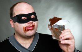 В Красночикойском районе грабители похитили ноутбук и конфеты