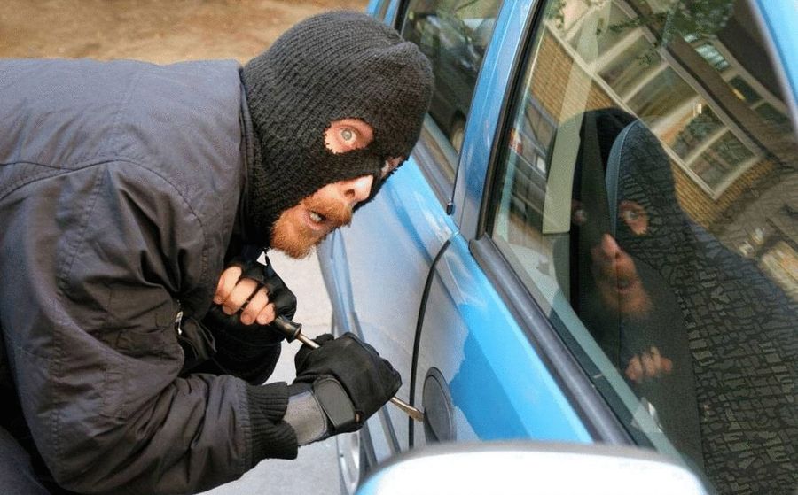 На КСК в Чите ночью обокрали четыре автомобиля 