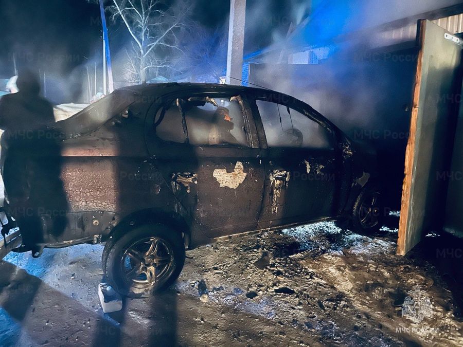 В селе Забайкалья сгорели четыре машины, трактор и мотоцикл в гараже