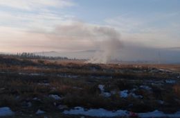 У села Большая Тура горит свалка, грозящая перерасти в лесной пожар