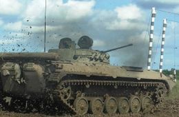 Контрактники ВВО обучаются управлению БМП-2 в Забайкалье