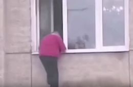 Пенсионерка выпала из окна многоэтажки в Чите. Она скончалась. Видео 