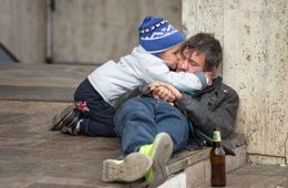 Не по-людски: житель Дульдурги получал пособие на ребенка и пробухивал его
