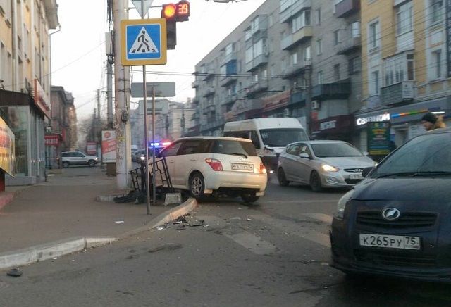 ДТП на перекрестке Амурская-Ленинградская серьезно затруднило движение в центре Читы