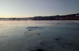 Жители Мензы используют воду из реки для питья