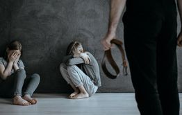 Горе-мать из Читы избила сына шнуром от компьютера