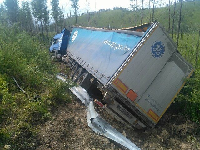Третий день не может дождаться помощи попавший в ДТП на трассе «Амур» дальнобойщик