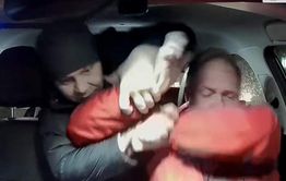 Пассажир избил таксиста и бросил его на обочине дороги в Чите