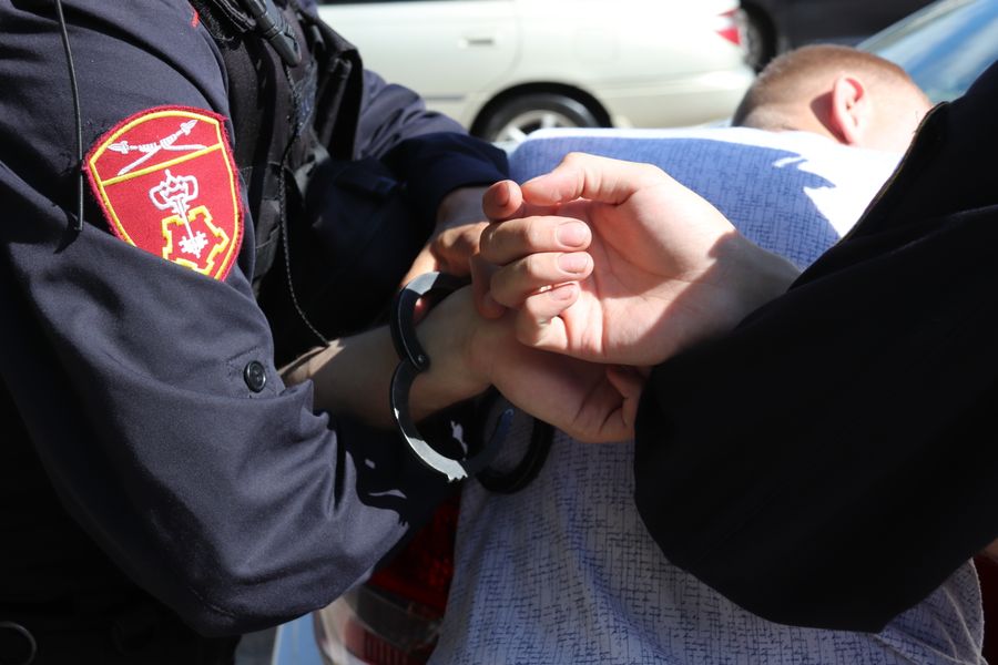 Десять человек напали на женщину и ограбили ее в Чите