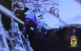 Двое в масках украли в магазине Забайкалья 6 тысяч рублей и блок сигарет