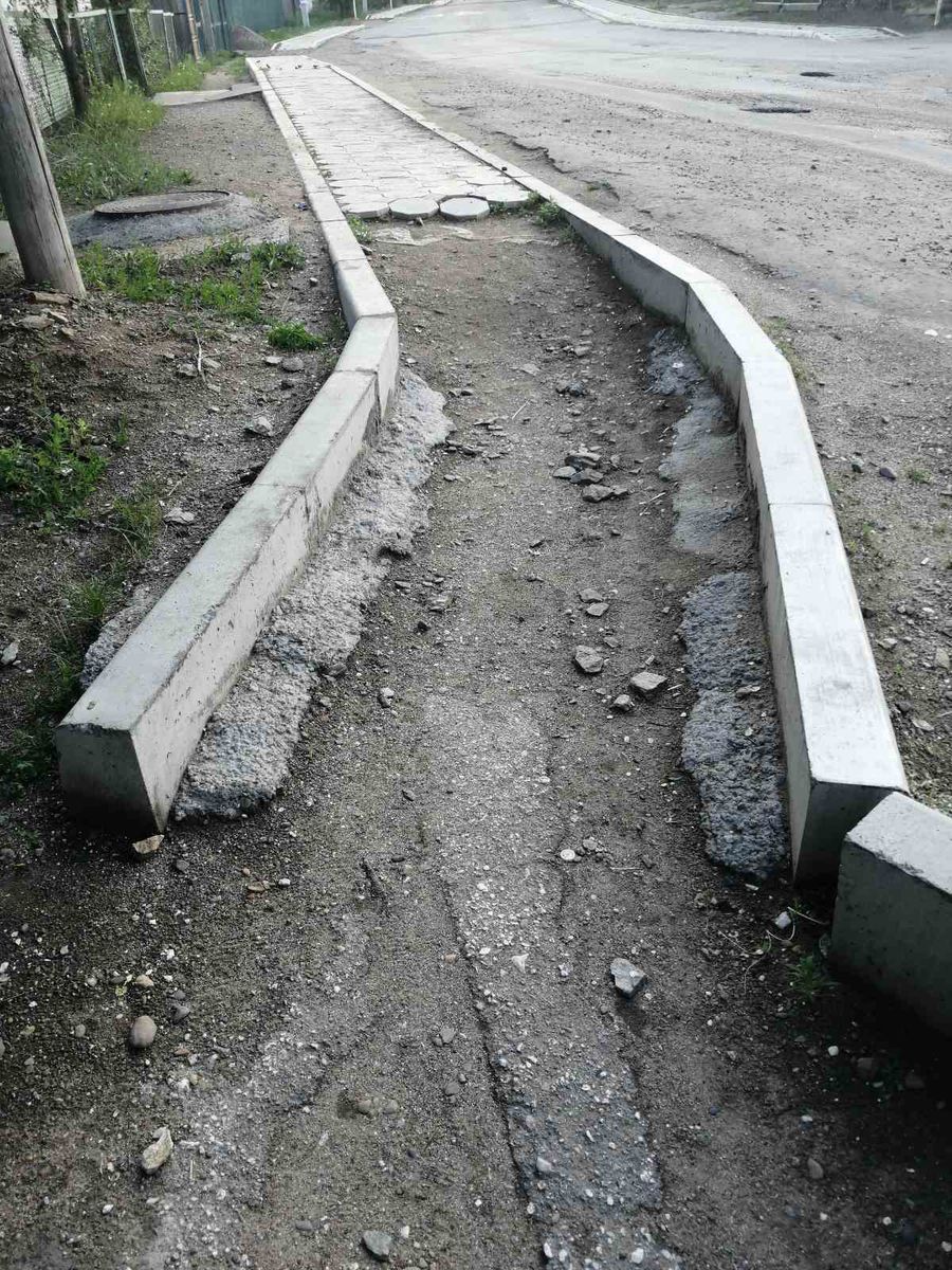 Жители Оловянной недовольны качеством нового тротуара