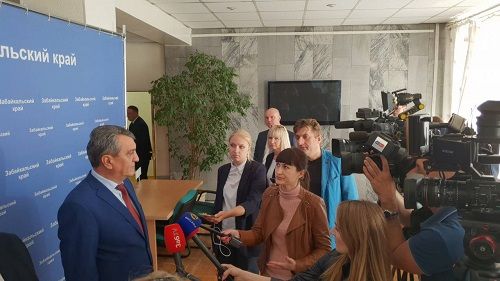 Я спросил сегодня у Меняйлы*: Мэрия Читы после обращения «Вечорки» к полпреду Путина убирает мусор на ул. Чкалова