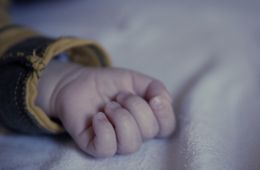 Жительница Шерловой горы нашла мёртвой свою трёхмесячную дочь и ушла в запой на два дня. Возбуждено уголовное дело.