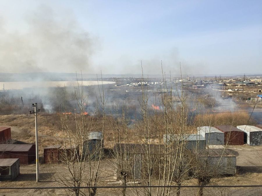 Сухая трава загорелась на Магистральной в Чите