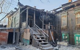 В Чите сгорел старинный дом. Там был убит мужчина.