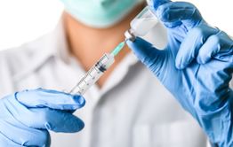 Пациенты, привитые против COVID-19, могут заразиться повторно