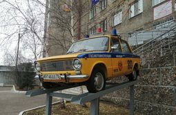 Легенда из СССР. Красавица стоит на входе в к...