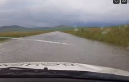 Вода с полей размывает дорогу в Сретенском районе Забайкалья (видео)