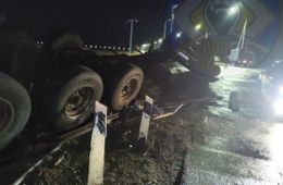 Фура перевернулась на железнодорожном переезде в Забайкалье