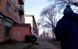 Мусор перед Кастринской, 3, начали убирать местные алкоголики после сюжета «Вечорки ТВ» (видео)