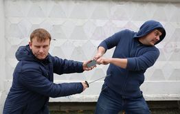 Россиянам хотят разрешить любую самооборону при незаконном проникновении в жилище