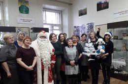 «20 чего-нибудь» предлагают положить в подарочный мешок театралы и поздравить с Новым годом соседей
