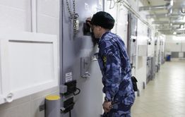Вертухай из колонии, где сидит Тахи, предстанет перед судом