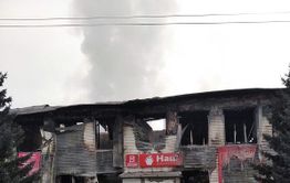 ​Пожарным удалось за 40 минут потушить загоревшийся супермаркет в Улетах